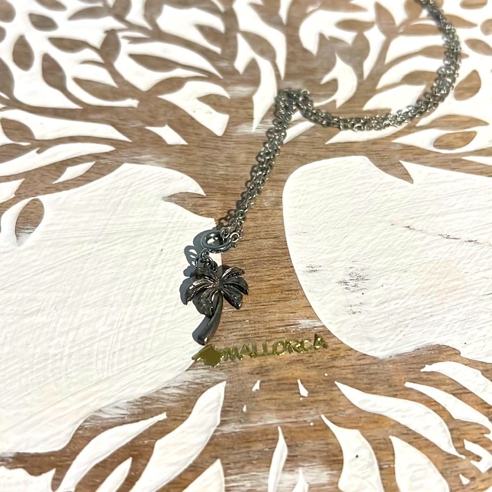 Eddy Palm Tree Necklace